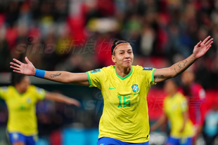 中后卫精准补防，挽救球队险境（中后卫及时补防，化解球队危机）