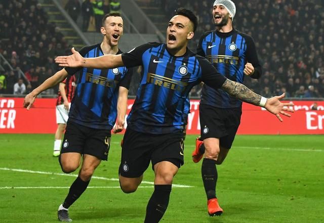 如何提升足球场上的无球跑动？（球场无球跑动提升指南）