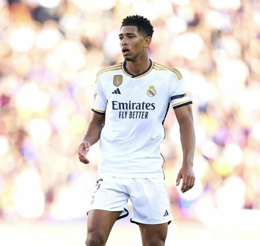 继C罗和小卢卡斯后，奥斯梅恩是第三位欧冠客场对贾府戴帽的球员（奥斯梅恩继C罗、小卢卡斯之后，成为欧冠客场对贾府上演帽子戏法的第三人）