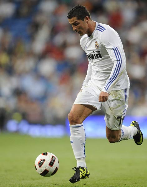 巴黎加冕年度“六冠王”，七战六冠独缺世俱杯（巴黎豪夺年度六冠，七项赛事唯世俱杯未能登顶）